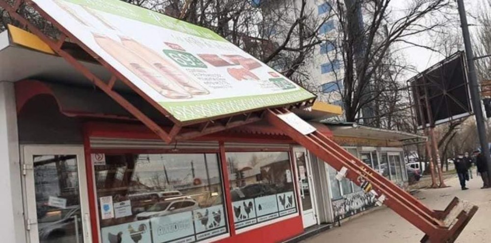 FOTO // Dezastru în Capitală. Vântul a doborât un panou de publicitate și a prăbușit mai mulți copaci